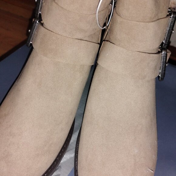 Two pairs size 8 and 7 (womens) - Picture 9 of 9